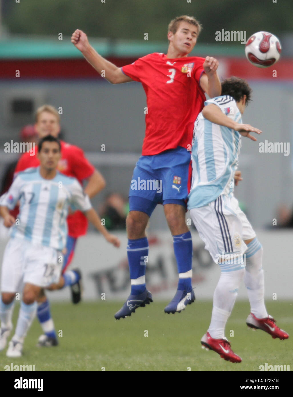 Le défenseur de la République Tchèque Lukas Kuban (3) tours sur l'Argentine avant de MAURO ZARATE (R) pour un en-tête au cours de la première moitié de la Coupe du Monde U-20 de la fifa match au stade Frank Clair à Ottawa, Canada le 30 juin 2007. Le match s'est terminé dans une scoreless cravate. (Photo d'UPI/Grace Chiu). Banque D'Images