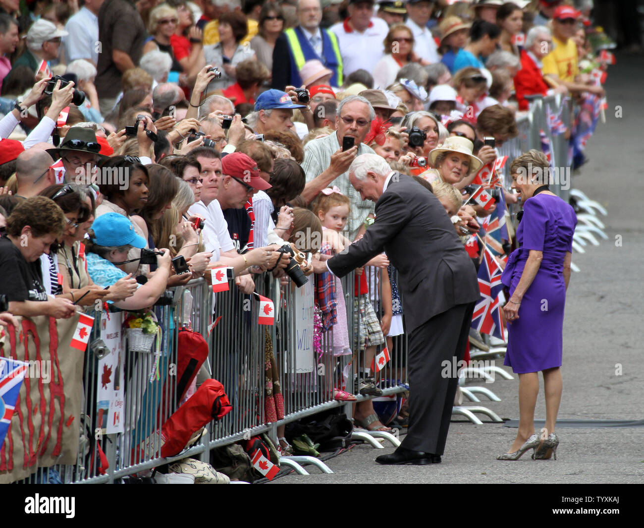 Avant l'arrivée du duc et de la duchesse de Cambridge, Gouverneur général David Johnston et épouse Sharon salue les visiteurs à Rideau Hall, leur résidence, à Ottawa le 30 juin 2011. Le couple royal, William et Kate, restera à Rideau Hall pour les deux premières nuits de leurs neuf jours de la tournée royale au Canada. (Photo d'UPI/Grace Chiu) Banque D'Images