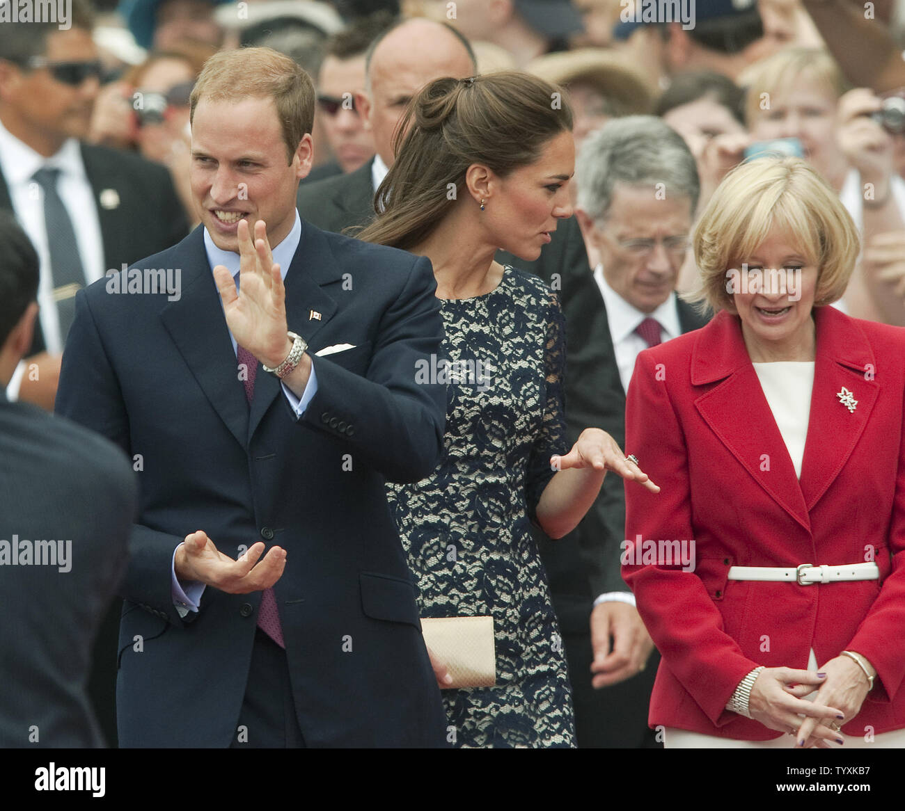 Le premier ministre Stephen Harper épouse Laureen (R.) accompagne le Prince William et son épouse Kate, le duc et la duchesse de Cambridge, à mesure qu'ils arrivent à l'aéroport pour leur premier engagement officiel sur leur tournée Royale du Canada au Monument commémoratif de guerre et la Tombe du Soldat inconnu à Ottawa (Ontario), le 30 juin 2011. UPI/Heinz Ruckemann Banque D'Images