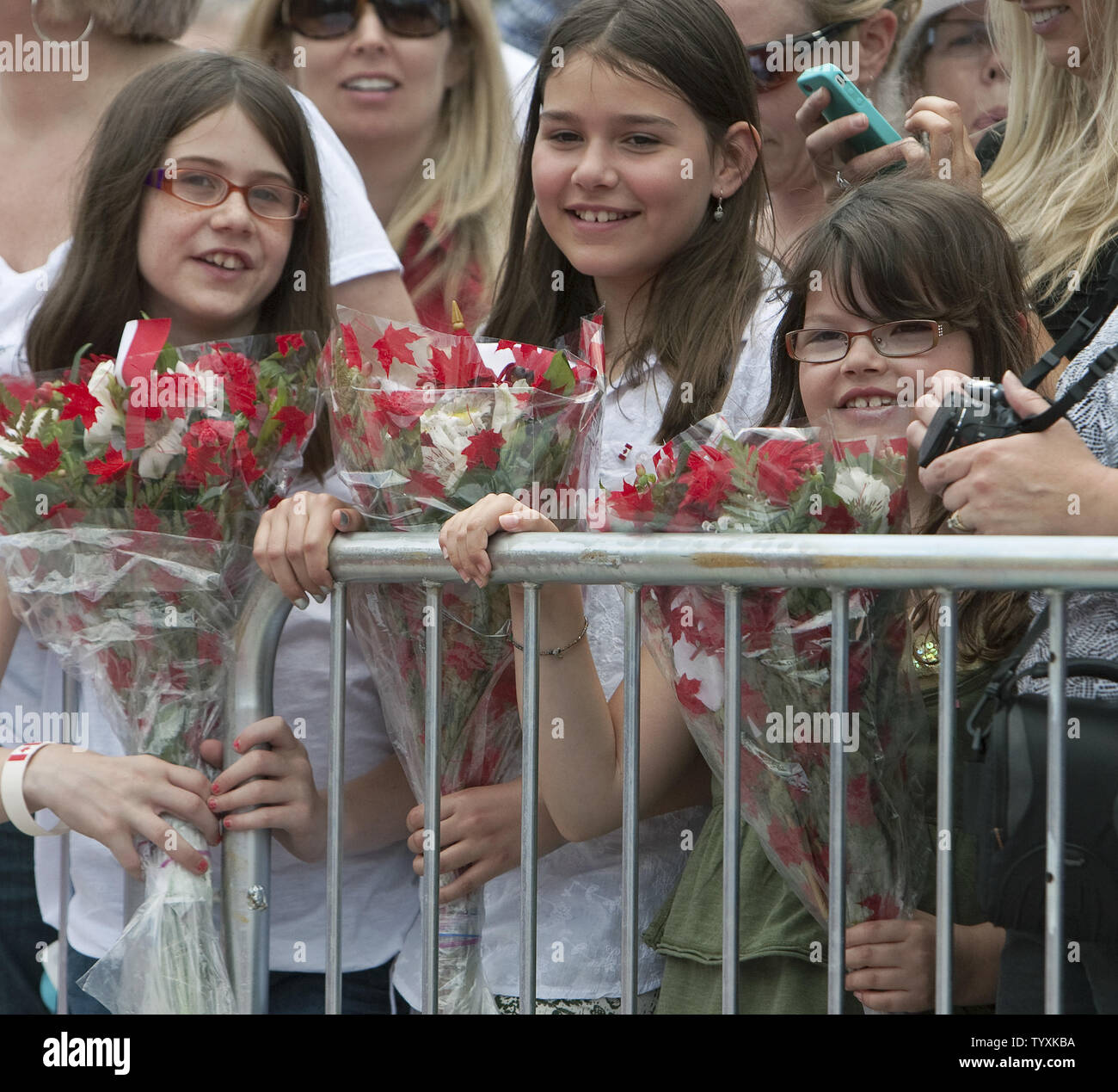Les grandes foules de recueillir des heures en avance pour attendre l'arrivée de prince William et son épouse Kate le duc et la duchesse de Cambridge pour leur premier engagement officiel sur leur tournée Royale du Canada au Monument commémoratif de guerre et la Tombe du Soldat inconnu à Ottawa (Ontario), le 30 juin 2011. UPI/Heinz Ruckemann Banque D'Images