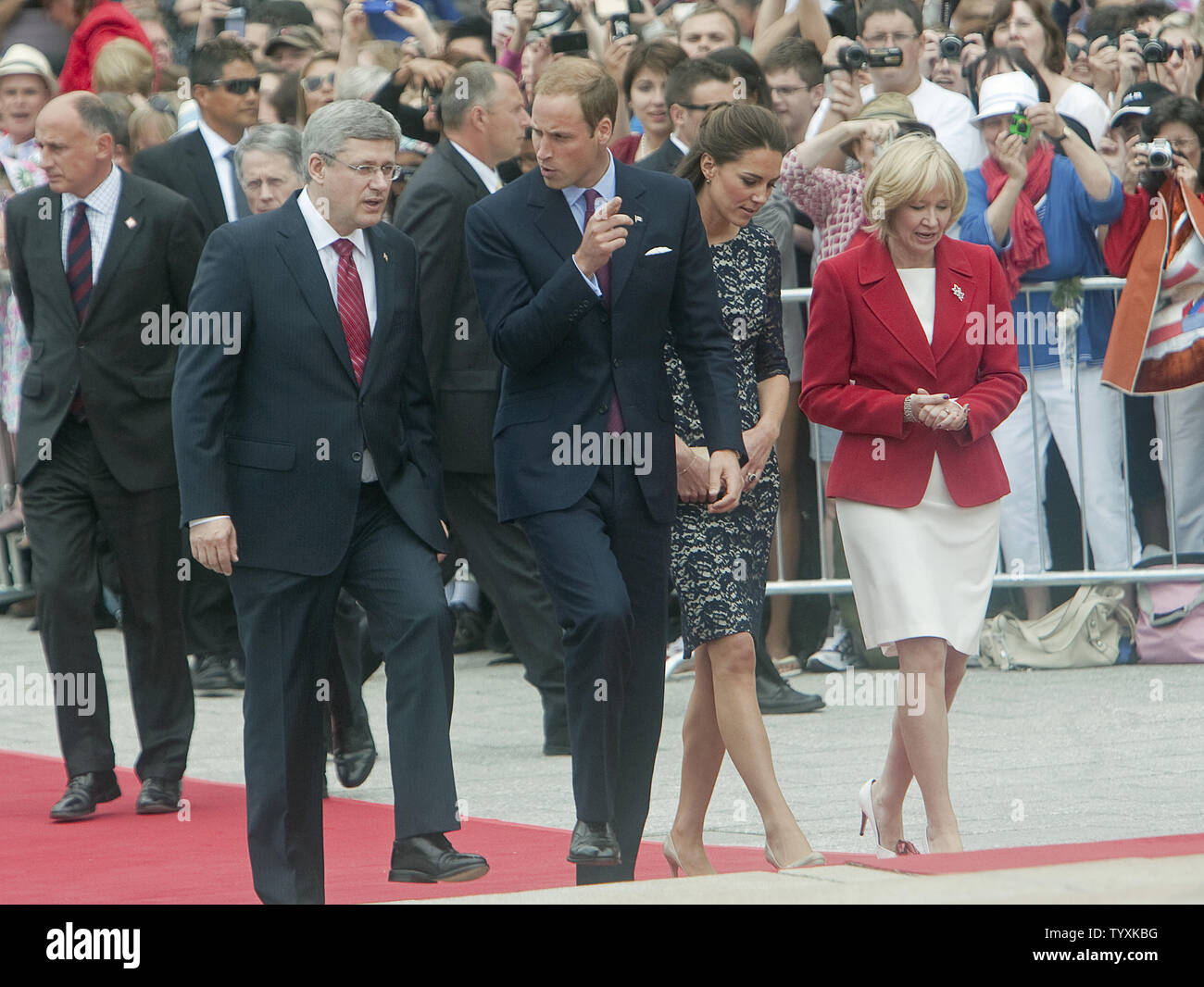 Le premier ministre Stephen Harper (L.) et son épouse Laureen (R.) accompagner le prince William et son épouse Kate, le duc et la duchesse de Cambridge, à mesure qu'ils arrivent à l'aéroport pour leur premier engagement officiel sur leur tournée Royale du Canada au Monument commémoratif de guerre et la Tombe du Soldat inconnu à Ottawa (Ontario), le 30 juin 2011. UPI/Heinz Ruckemann Banque D'Images