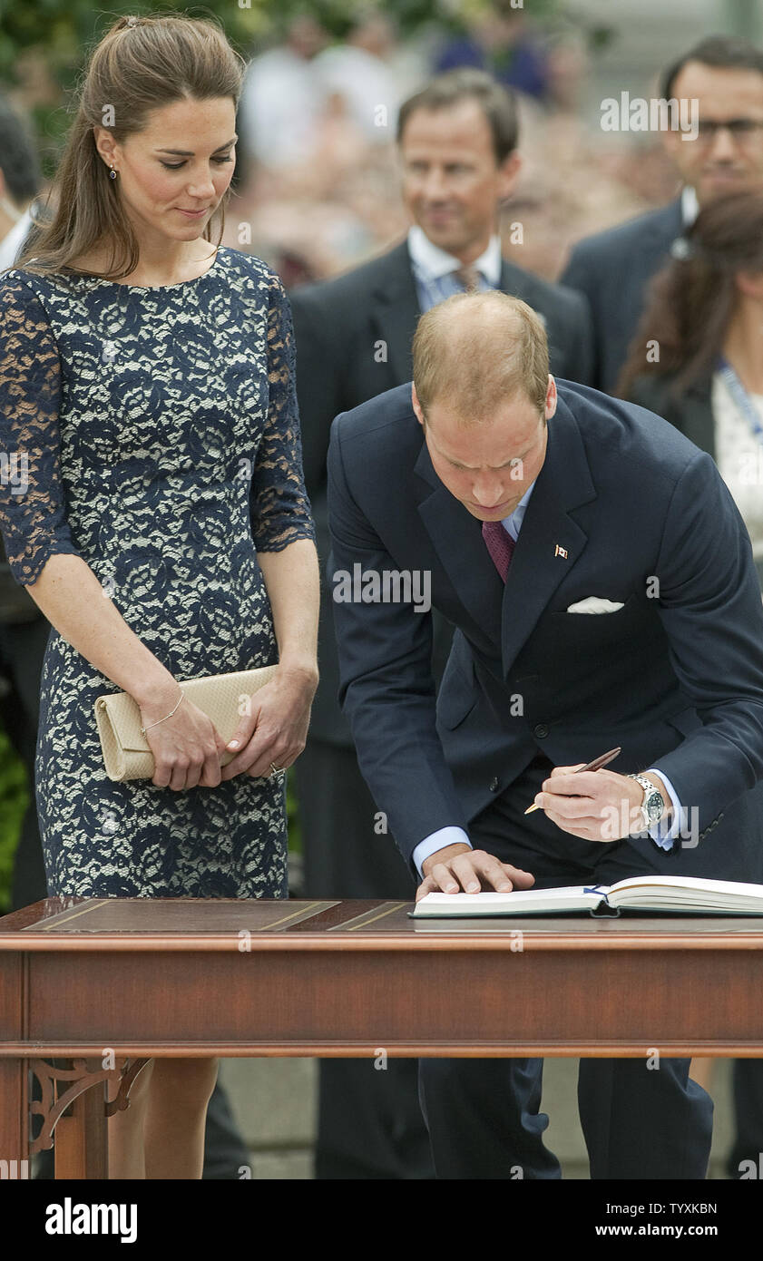 Le prince William et son épouse Kate, le duc et la duchesse de Cambridge, signer le livre d'affaires des anciens combattants après l'arrivée de l'aéroport pour leur premier engagement officiel sur leur tournée Royale du Canada au Monument commémoratif de guerre et la Tombe du Soldat inconnu à Ottawa (Ontario), le 30 juin 2011. UPI/Heinz Ruckemann Banque D'Images