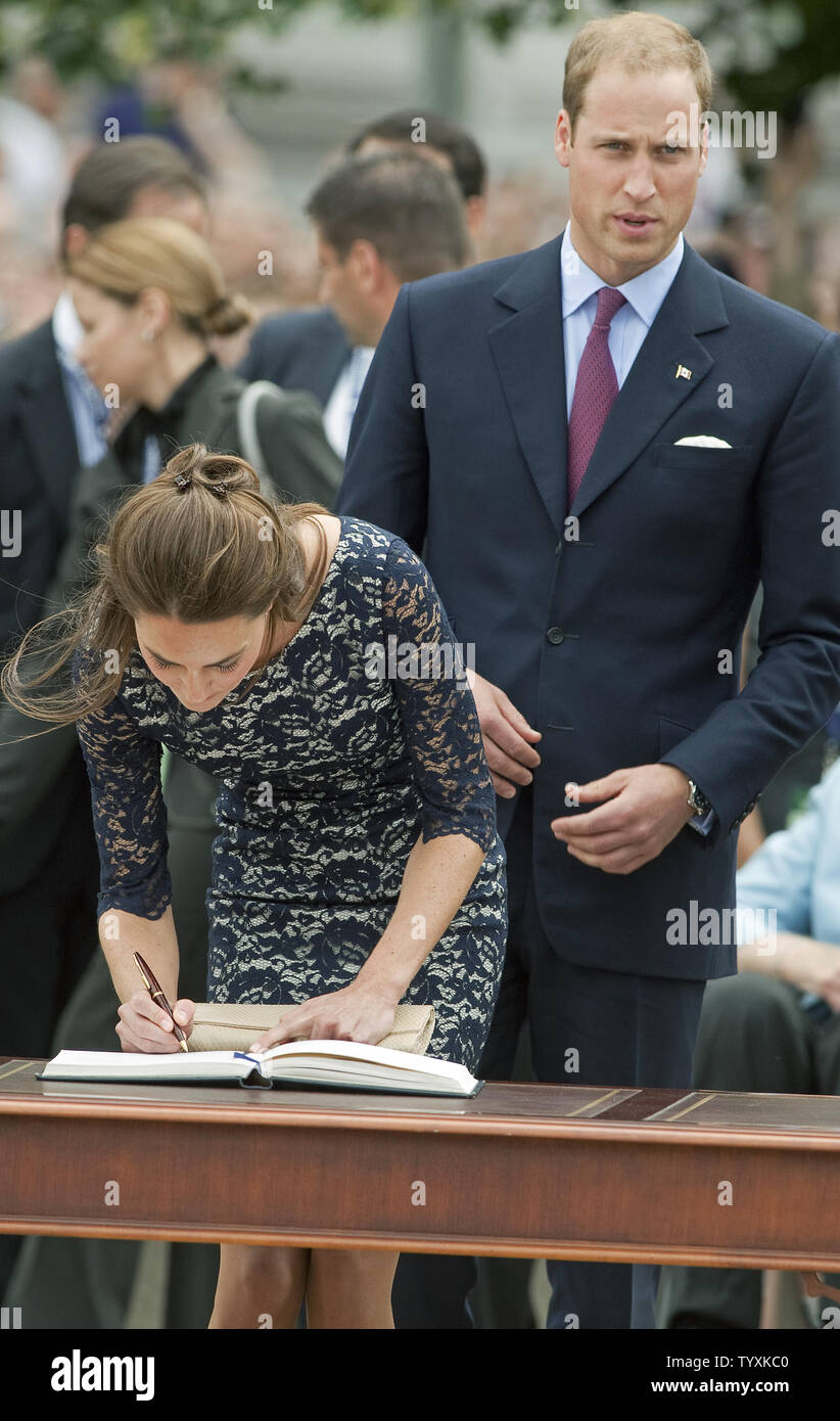 Le prince William et son épouse Kate, le duc et la duchesse de Cambridge, signer le livre d'affaires des anciens combattants après l'arrivée de l'aéroport pour leur premier engagement officiel sur leur tournée Royale du Canada au Monument commémoratif de guerre et la Tombe du Soldat inconnu à Ottawa (Ontario), le 30 juin 2011. UPI/Heinz Ruckemann Banque D'Images