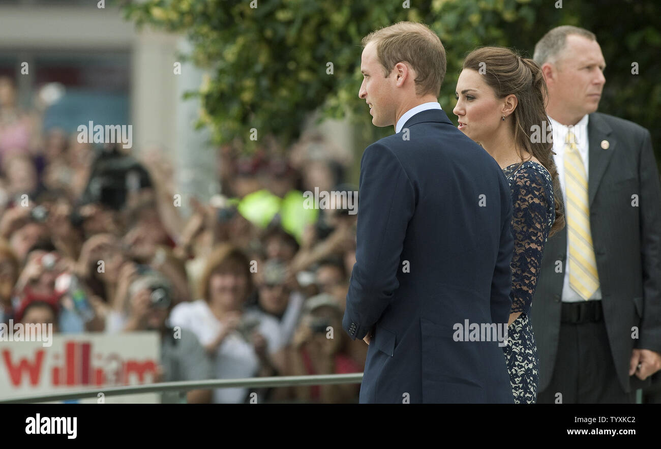 Le prince William et son épouse Kate, le duc et la duchesse de Cambridge, accueillent le public en arrivant de l'aéroport pour leur premier engagement officiel sur leur tournée Royale du Canada au Monument commémoratif de guerre et la Tombe du Soldat inconnu à Ottawa (Ontario), le 30 juin 2011. UPI/Heinz Ruckemann Banque D'Images