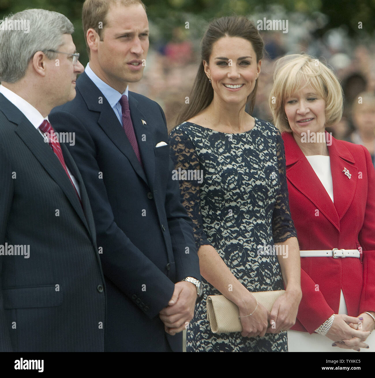Le premier ministre Stephen Harper (L.) et son épouse Laureen (R.) accompagner le prince William et son épouse Kate, le duc et la duchesse de Cambridge, à mesure qu'ils arrivent à l'aéroport pour leur premier engagement officiel sur leur tournée Royale du Canada au Monument commémoratif de guerre et la Tombe du Soldat inconnu à Ottawa (Ontario), le 30 juin 2011. UPI/Heinz Ruckemann Banque D'Images