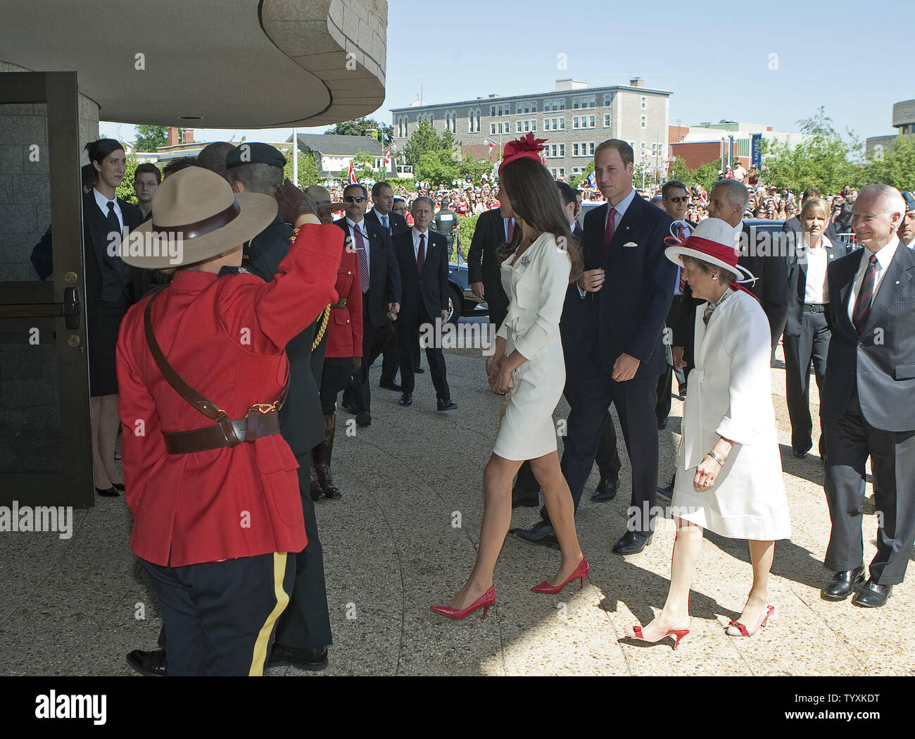 Le prince William et son épouse Kate, le duc et la duchesse de Cambridge, arrivent pour la cérémonie de citoyenneté de la fête du Canada au Musée canadien des civilisations à Ottawa, Ontario, 1 juillet 2011. UPI/Heinz Ruckemann Banque D'Images