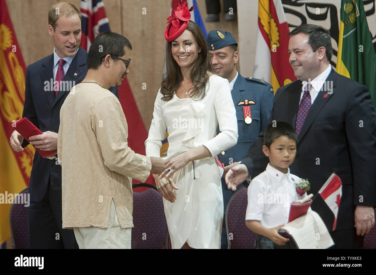 Le prince William et son épouse Kate, le duc et la duchesse de Cambridge, remettre des certificats de citoyenneté aux nouveaux citoyens canadiens à prêter serment lors de la cérémonie de citoyenneté de la fête du Canada au Musée canadien des civilisations à Ottawa, Ontario, 1 juillet 2011. UPI/Heinz Ruckemann Banque D'Images