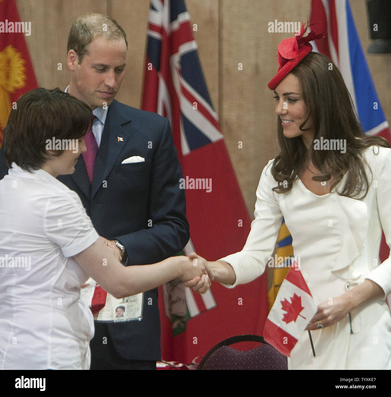 Le prince William et son épouse Kate, le duc et la duchesse de Cambridge, remettre des certificats de citoyenneté aux nouveaux citoyens canadiens à prêter serment lors de la cérémonie de citoyenneté de la fête du Canada au Musée canadien des civilisations à Ottawa, Ontario, 1 juillet 2011. UPI/Heinz Ruckemann Banque D'Images