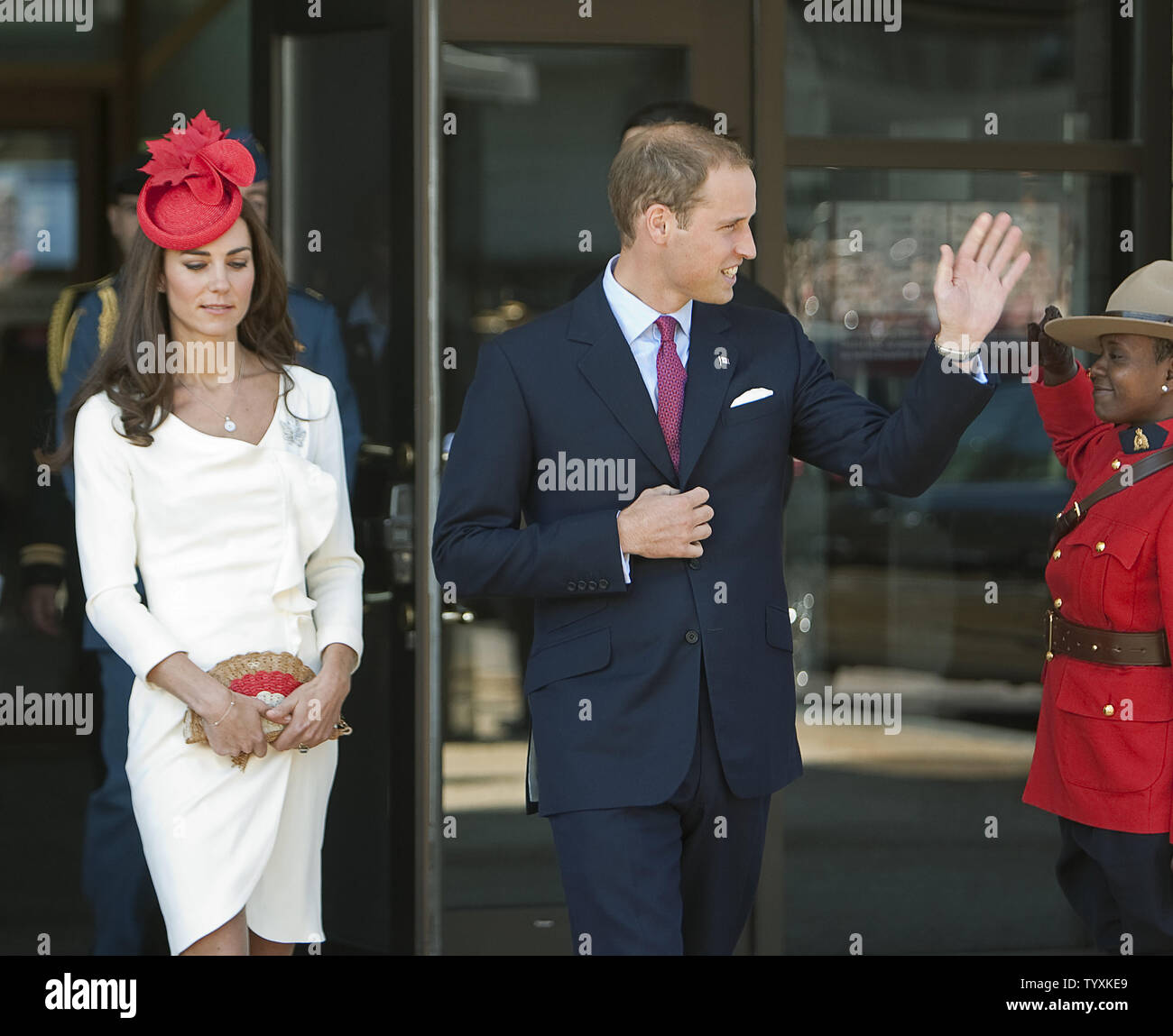 Le prince William vagues comme lui et sa femme Kate, le duc et la duchesse de Cambridge, écarter la cérémonie de citoyenneté de la fête du Canada au Musée canadien des civilisations à Ottawa, Ontario, 1 juillet 2011. UPI/Heinz Ruckemann Banque D'Images