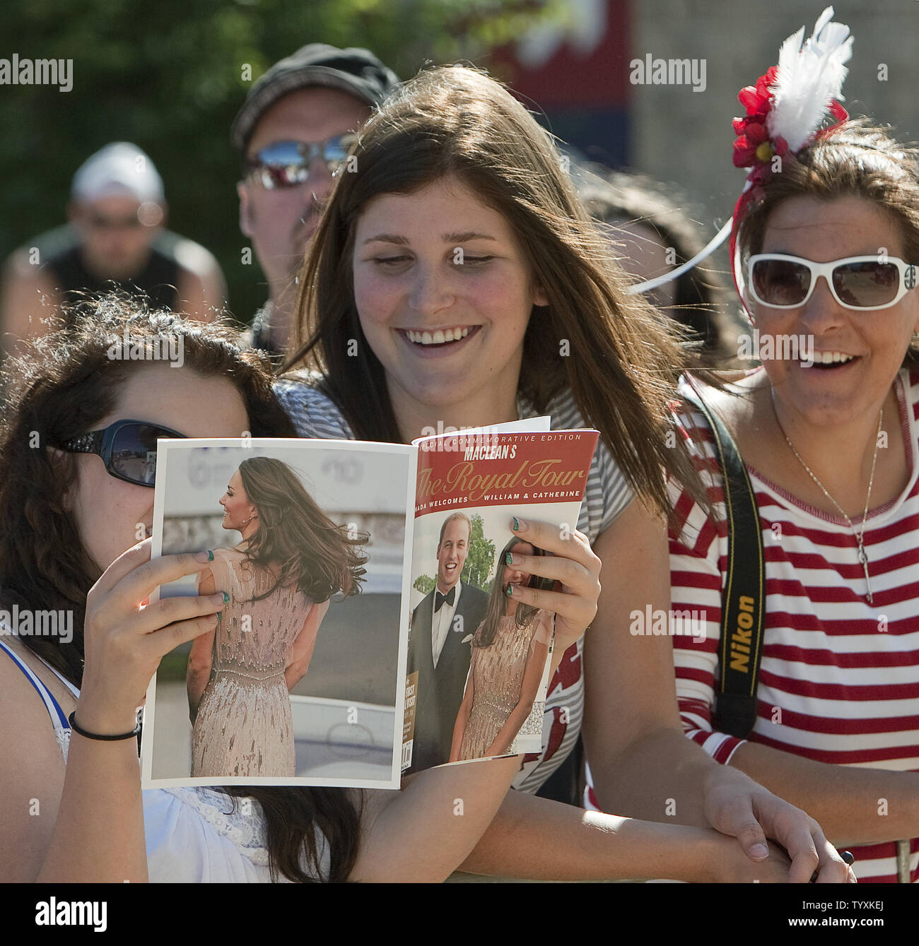 Un groupe de filles pour attendre l'arrivée de prince William et son épouse Kate, le duc et la duchesse de Cambridge, à la cérémonie de citoyenneté à la fête du Canada Le Musée canadien des civilisations à Ottawa, Ontario, 1 juillet 2011. UPI/Heinz Ruckemann Banque D'Images