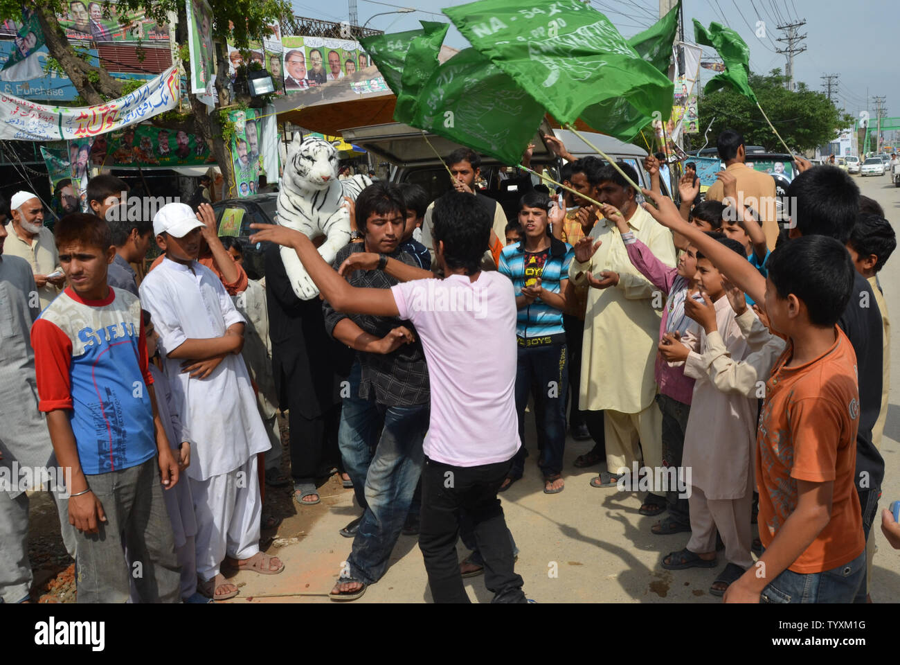 Le Pakistan, Karachi : les partisans de l'ancien premier ministre pakistanais et chef de la Ligue musulmane du Pakistan-N (PML-N), Nawaz Sharif, célébrer la victoire de leur parti un jour après les élections générales, à Rawalpindi au Pakistan le 12 mai 2013. UPI/Sajjad Ali Qureshi Banque D'Images