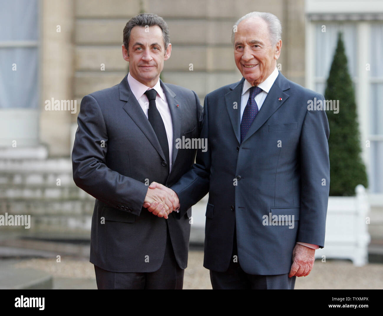 Le président français Nicolas Sarkozy accueille son homologue israélien Shimon Peres (R) à son arrivée à l'Elysée à Paris, le 10 mars 2008. Peres, qui est en France pour une durée de cinq jours est le premier chef d'état de payer une visite d'Etat en France depuis Sarkozy a pris le pouvoir il y a neuf mois. (Photo d'UPI/Eco Clement) Banque D'Images