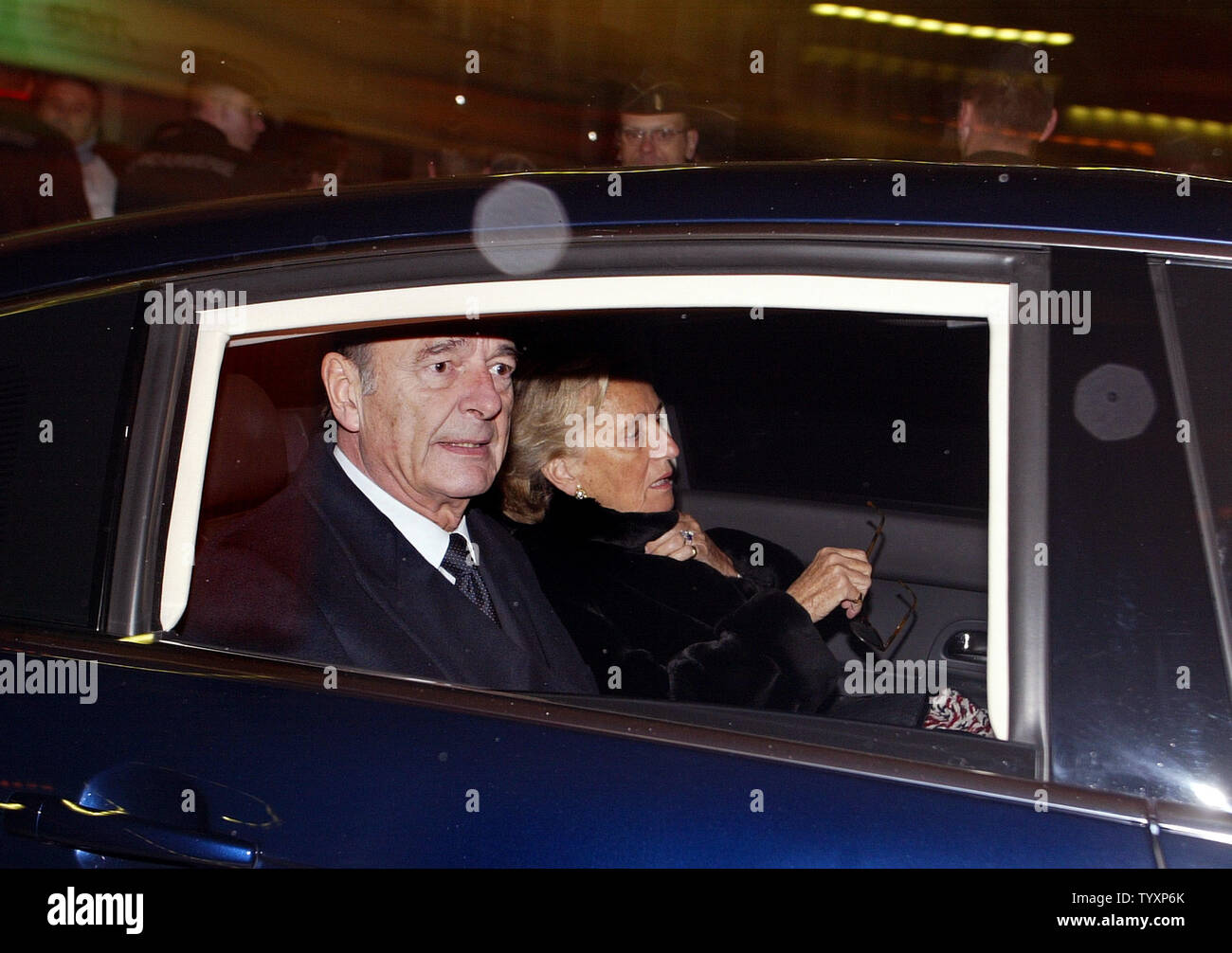 Le président français Jacques Chirac quitte avec sa femme Bernadette la Grande Synagogue de la Victoire à Paris le 23 février 2006 après avoir assisté à une cérémonie religieuse en hommage à Ilan Halimi. Halimi, 23, a été enlevés et torturés à mort dans un crime selon les autorités françaises a été en partie motivé par l'antisémitisme. (Photo d'UPI/Maya Vidon) Banque D'Images