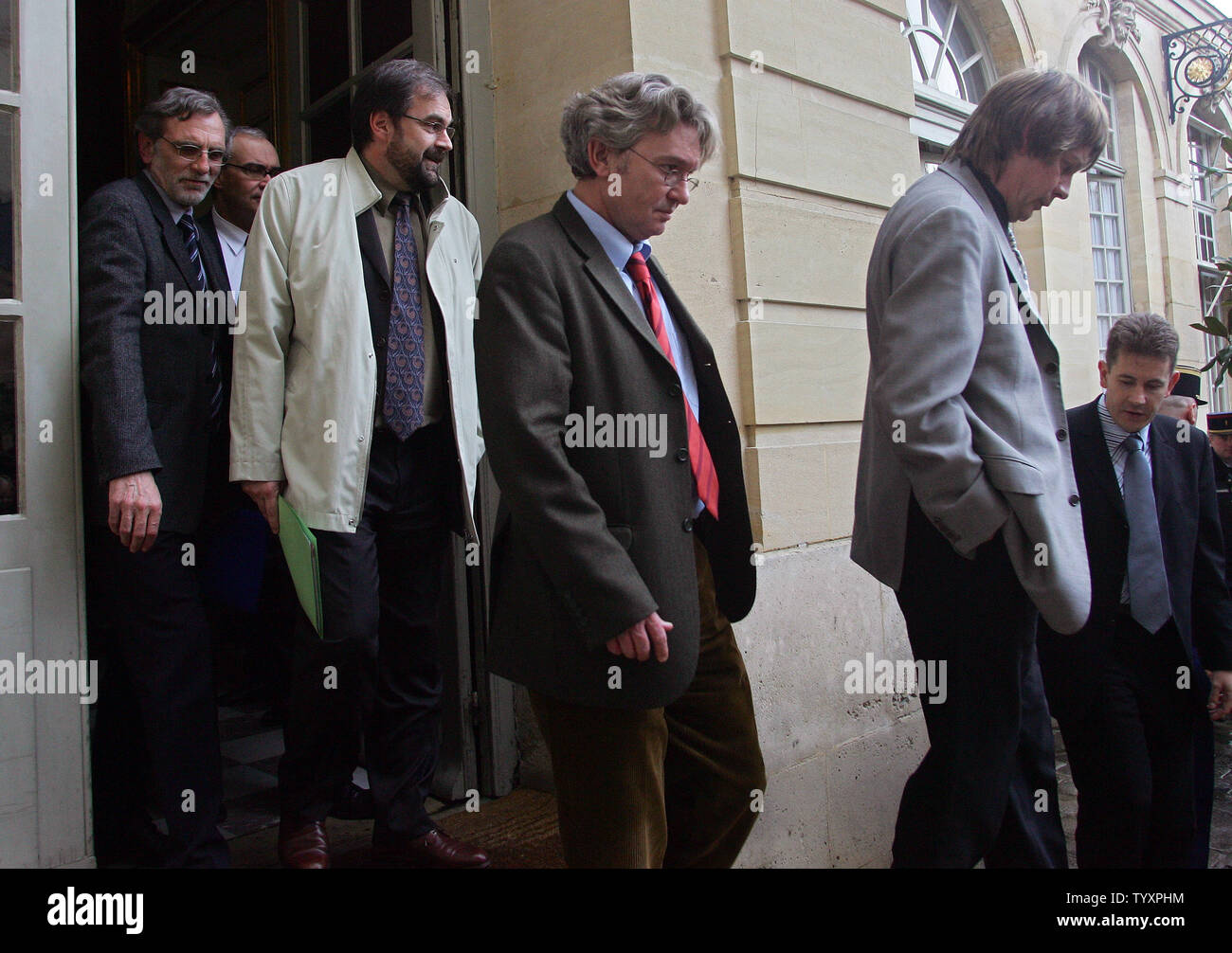 Les dirigeants syndicaux, de gauche à droite, Jacques Voisin (cravate bleue) d'CFTCH, Jean-Marc Icard (en partie caché) de la CFE-CGC, François Chereque (veste beige) de la CFDT, Jean-Claude Mailly de Force ouvrière et Bernard Thibault de la CGT se sortir du Premier ministre français Dominique de Villepin, après une réunion à l'Hôtel Matignon à Paris le 24 mars 2006. Les dirigeants syndicaux n'a pas réussi à forcer Villepin de retirer le premier Contrat d'emploi pour les jeunes de moins de 26, qui est un raisonnement de base derrière les protestations du pays. (Photo d'UPI/Maya Vidon) Banque D'Images