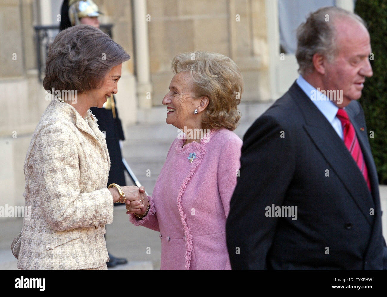 L'épouse du Président français, Jacques Chirac, Bernadette (C) dit adieu à la Reine Sofia d'espagnol comme le Roi Juan Carlos laisse à l'Elysée à Paris, le 27 mars 2006. Juan Carlos est à sa troisième visite d'Etat en France au cours de ses trois années de règne. (Photo d'UPI/Maya Vidon) Banque D'Images