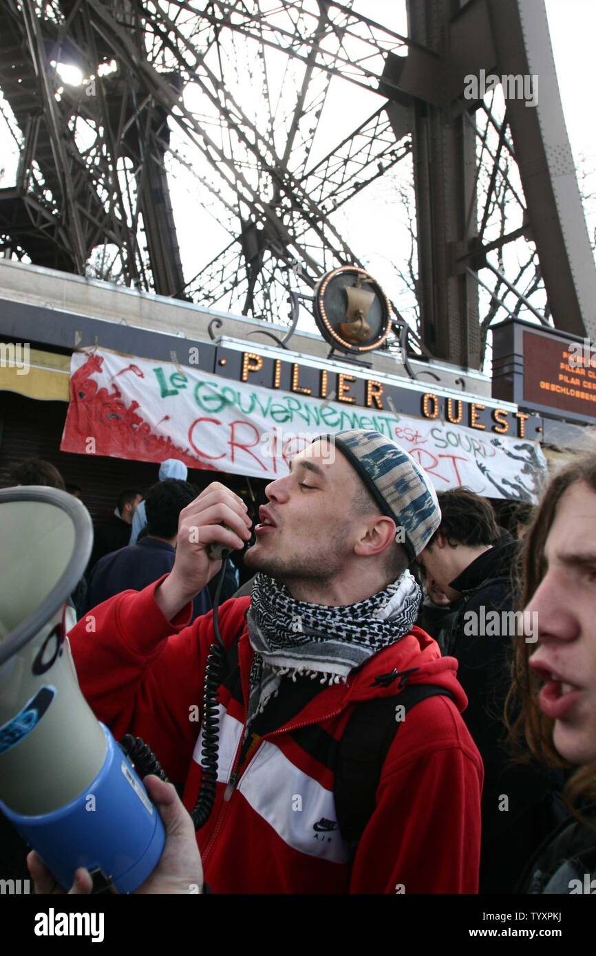 Environ 200 étudiants des écoles secondaires tenir un meeting de protestation contre le Contrat Première Embauche (CPE) sous la Tour Eiffel à Paris lundi, 3 avril 2006. Les étudiants a bloqué l'entrée du monument. Les manifestants français, se déclarant au bord de la victoire, l'espoir de rassembler au moins un million de personnes à l'échelle nationale pour les marches et les grèves mardi contre une loi, pour endiguer le chômage, qui a plongé le pays dans la crise. Banner se lit "le gouvernement est sourd, crier plus fort.' (UPI/Photo William Alix) Banque D'Images