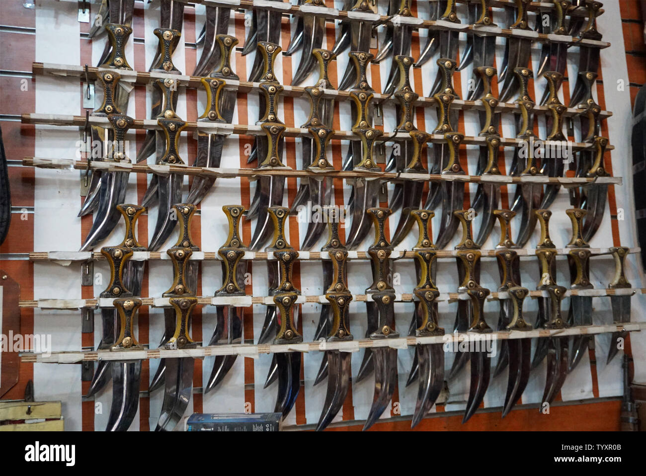 Sanaa, Yémen. 26 Juin, 2019. Jambiyas sont vus dans une boutique dans la vieille ville de Sanaa, Yémen, le 26 juin 2019. Les yéménites n'ont pas été touchées par les changements de style occidental comme ils ont toujours garder fièrement leur costume traditionnel des ancêtres, en particulier l'usure de la corne-couteau poignée Jambiya pour près de 3 000 ans. Jambiya est une dague à poignée en forme de T fait de cornes de rhinocéros ou d'autres animaux' bones et décorés avec de l'or et autres métaux précieux, et une courte et courbe couteau à double tranchant. Credit : Mohamed al-Azaki/Xinhua/Alamy Live News Banque D'Images