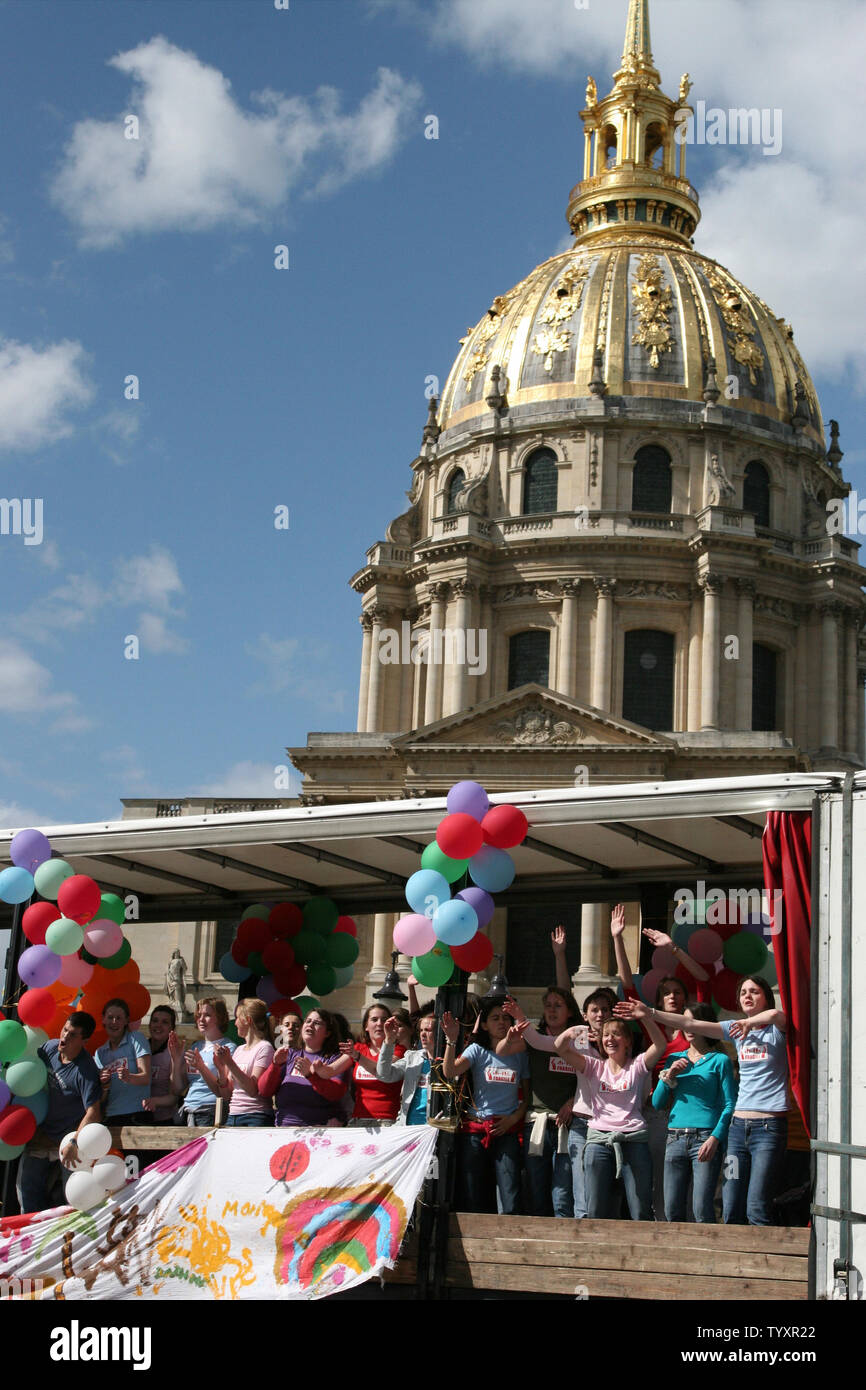 Environ 2 000 jeunes participent à la deuxième édition annuelle de la Life Parade dans Paris le 20 mai 2006, organisé par l'anti-avortement catholique conservateur pro-famille associations. Le Musée des Invalides est vu dans l'arrière-plan. (Photo d'UPI/William Alix) Banque D'Images