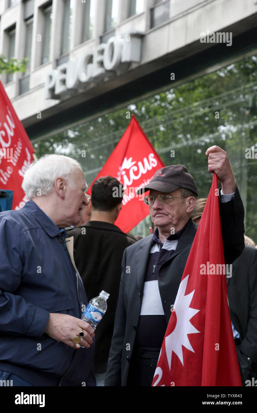 Les travailleurs français et britanniques et les unionistes de protester contre la fermeture prévue d'une usine de PSA Peugeot Citroën à Ryton, Grande-Bretagne, en face de l'administration centrale de l'automobile française à Paris à l'occasion de son assemblée annuelle des actionnaires le 24 mai 2006. Les travailleurs ont tenté de défendre leur cause à l'arrivée des investisseurs dans les plans qui Peugeot de fermer l'usine, qui emploie 2 300 personnes, en 2007 parce qu'il y a de nouveaux investissements ne serait pas rentable. (Photo d'UPI/William Alix) Banque D'Images