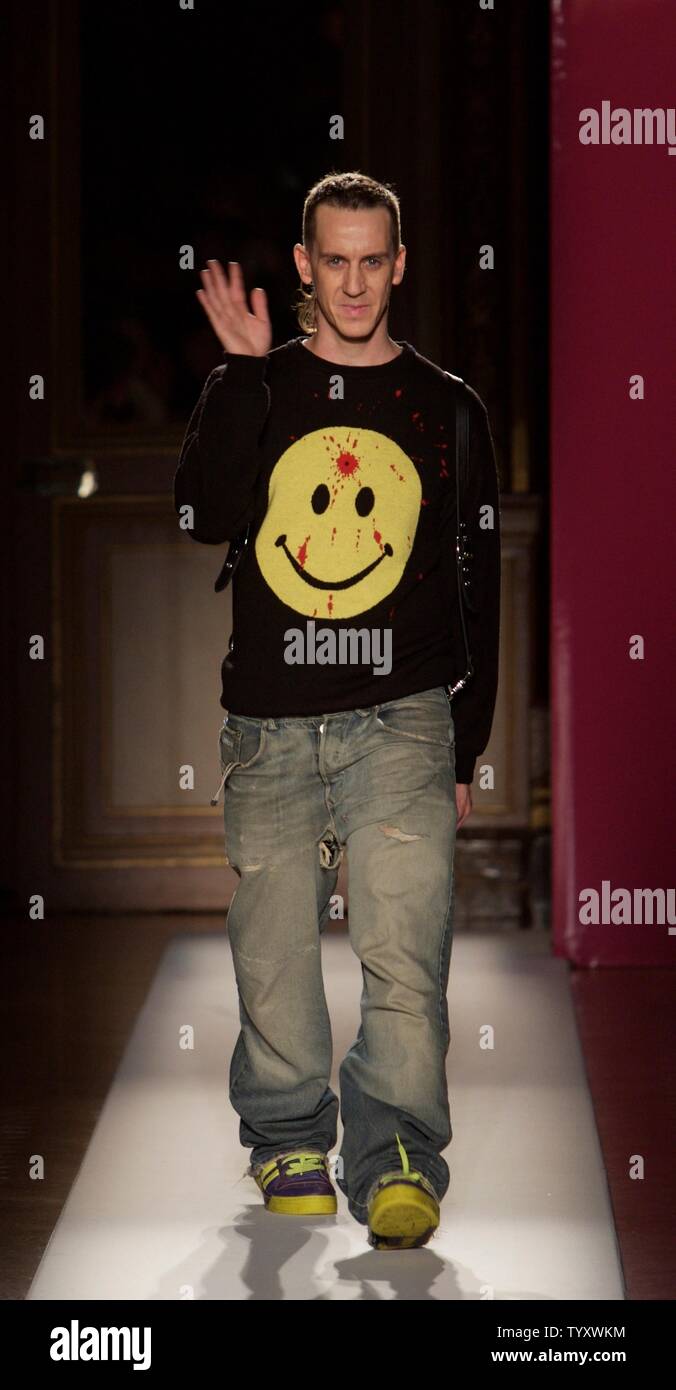 Fashion designer américain Jeremy Scott reconnaît applaudissements après  son 'Happy Daze' Automne/Hiver 2007 prêt-à-porter Présentation de la  collection à Paris le 27 janvier 2007. (Photo d'UPI/William Alix Photo  Stock - Alamy