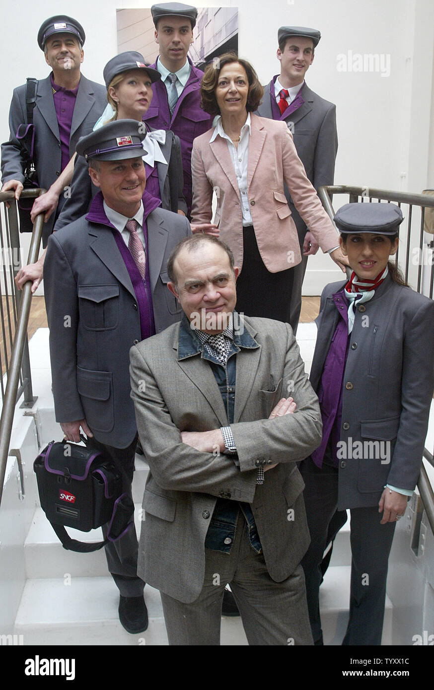 Couturier français Christian Lacroix (en bas) pose avec les employés de l'État français à part du système ferroviaire (SNCF) vêtus de leurs nouveaux uniformes et Anne-Marie Idrac Présidente de la SNCF (au centre, à droite) à la cérémonie de dévoilement à Paris, le 9 mars 2007. L'uniforme conçu par Lacroix sont distribués à quelque 10 000 employés en juin cette année pour coïncider avec le lancement de la nouvelle Est TGV (Train Grande Vitesse) route de passagers. (Photo d'UPI/Eco Clement) Banque D'Images