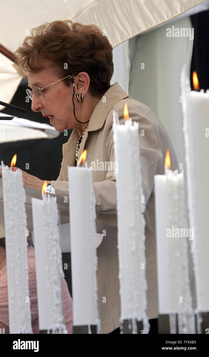 Un homme lit les noms des juifs français qui ont été déportés dans des camps de concentration pendant la Seconde Guerre mondiale, lors d'une cérémonie au Monument commémoratif de la Shoah à Paris le Jour commémoratif de l'Holocauste, le 15 avril 2007. Sur une période de 24 heures, le nom de quelques 76 000 Juifs français déportés, y compris 11 400 noms d'enfants, sont en cours de lecture à haute voix. (Photo d'UPI/Eco Clement) Banque D'Images