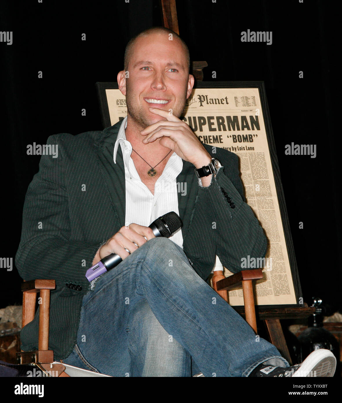 L'acteur Michael Rosenbaum réagit à l'audience durant le Festival du Film d'Aventure Jules Verne au Grand Rex théâtre à Paris le 20 avril 2007. Rosenbaum a reçu un prix pour son rôle en tant que Lex Luthor dans la série télévisée 'Smallville'. (Photo d'UPI/David Silpa) Banque D'Images