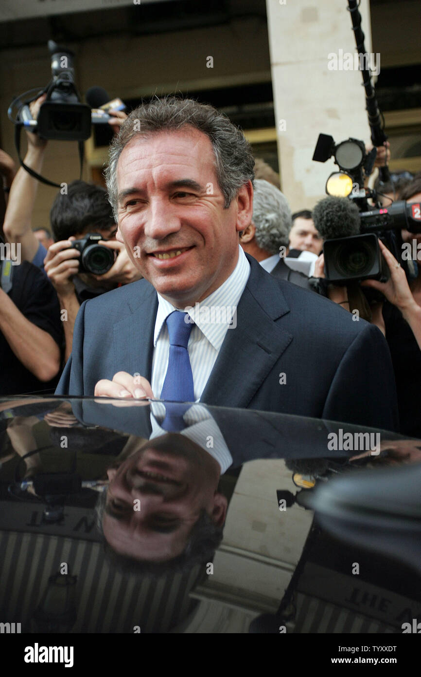 Le candidat centriste François Bayrou quitte une conférence de presse à Paris le 25 avril 2007. François Bayrou, candidat à la troisième place a refusé d'approuver l'une ou l'autre des deux autres candidats à la présidence française, abandonnant sa chance d'être le faiseur de dans la course entre conservateur Nicolas Sarkozy et Ségolène Royal socialiste. (Photo d'UPI/Eco Clement) Banque D'Images