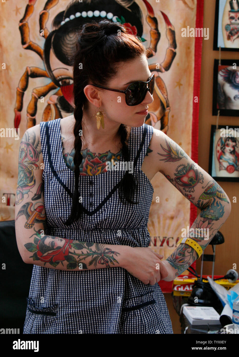 Un festival Présence affiche son tatouage tatouage au cours de l'Art Festival au Parc Floral de Paris le 28 avril 2007. (UPI Photo/ David Silpa) Banque D'Images