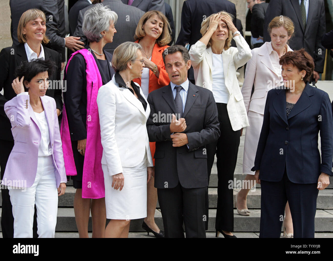 Le président français Nicolas Sarkozy (2R) pose pour une photo de famille avec certaines des femmes membres de son nouveau gouvernement corps à l'Elysée à Paris le 20 juin 2007, après leur première réunion du cabinet. De gauche à droite, première rangée : Ministre de la Justice Rachida Dati, le ministre de l'intérieur Michèle Alliot-Marie, de la santé, de la jeunesse et des Sports Ministre Roselyne Bachelot-Narquin ; rangée du haut : Junior Ministre des Solidarités Valérie LETARD, l'économie, des finances et de l'emploi Ministre Christine Lagarde, ministre de la Culture et de la Communication, Christine Albanel, de l'enseignement supérieur et de la Recherche, Valérie PECRESSE, ministre junior et M Banque D'Images