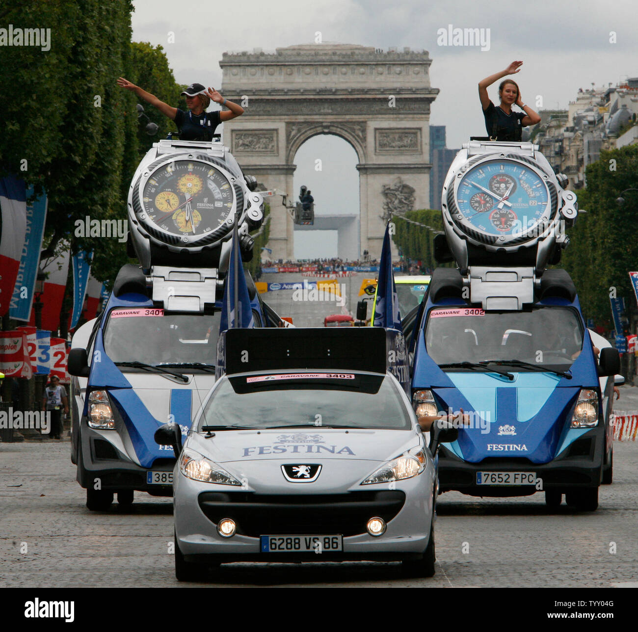 La caravane de l'équipe Festina arrive le long des Champs-Elysées avant l'étape finale du Tour de France à Paris le 29 juillet 2007. (Photo d'UPI/David Silpa) Banque D'Images