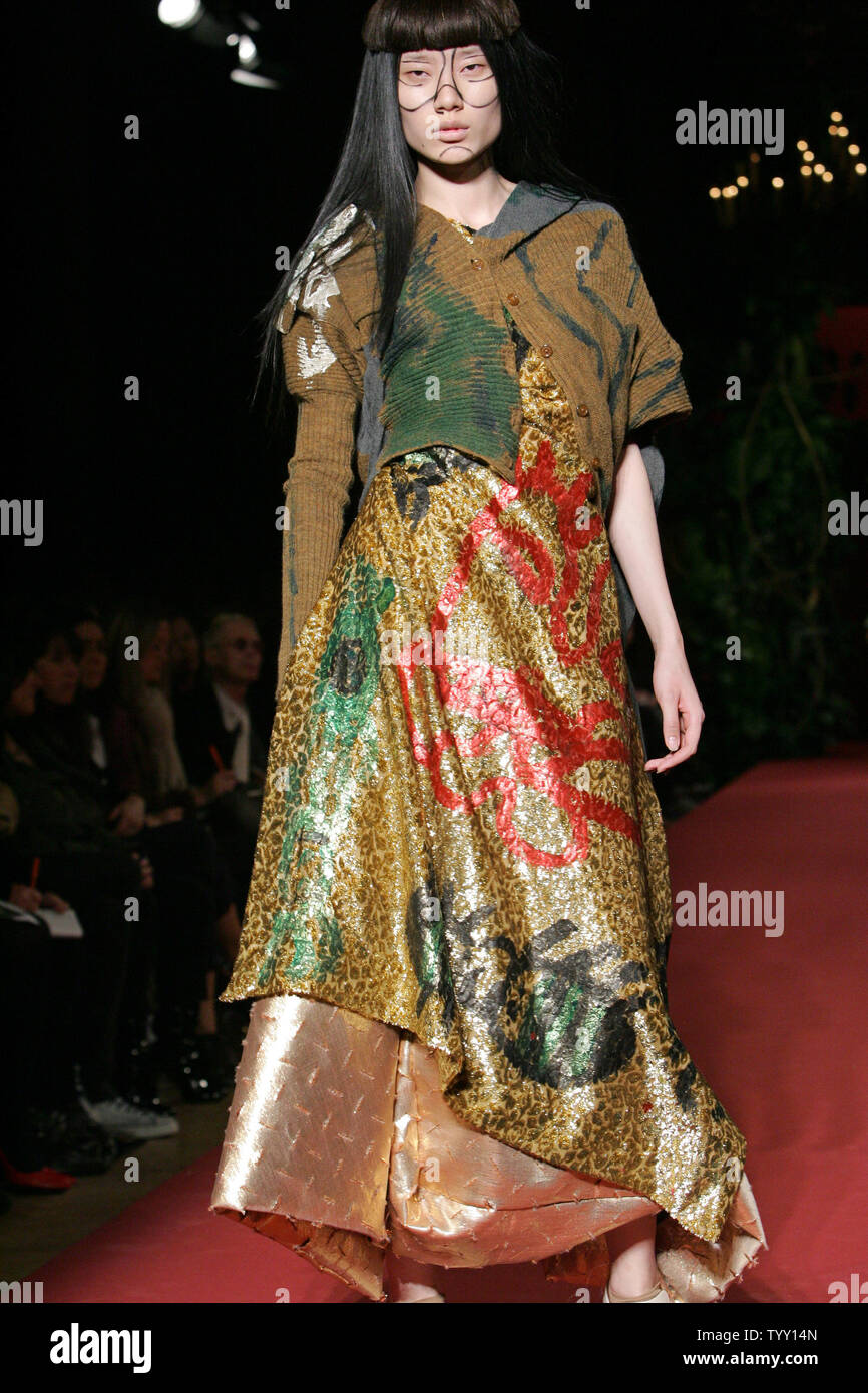 Un modèle porte une tenue par le créateur de mode britannique Vivenne Westwood à l'Automne-Hiver 2008/2009 prêt-à-porter de la Fashion Week de Paris, le 25 février 2008. (Photo d'UPI/Eco Clement) Banque D'Images