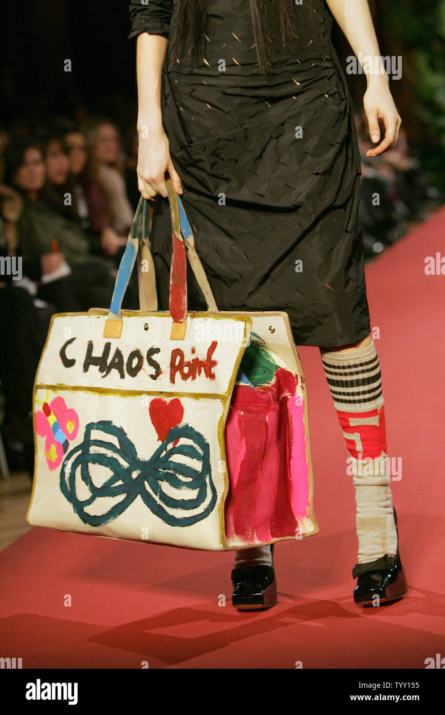 Un modèle porte une tenue par le créateur de mode britannique Vivenne Westwood à l'Automne-Hiver 2008/2009 prêt-à-porter de la Fashion Week de Paris, le 25 février 2008. (Photo d'UPI/Eco Clement) Banque D'Images