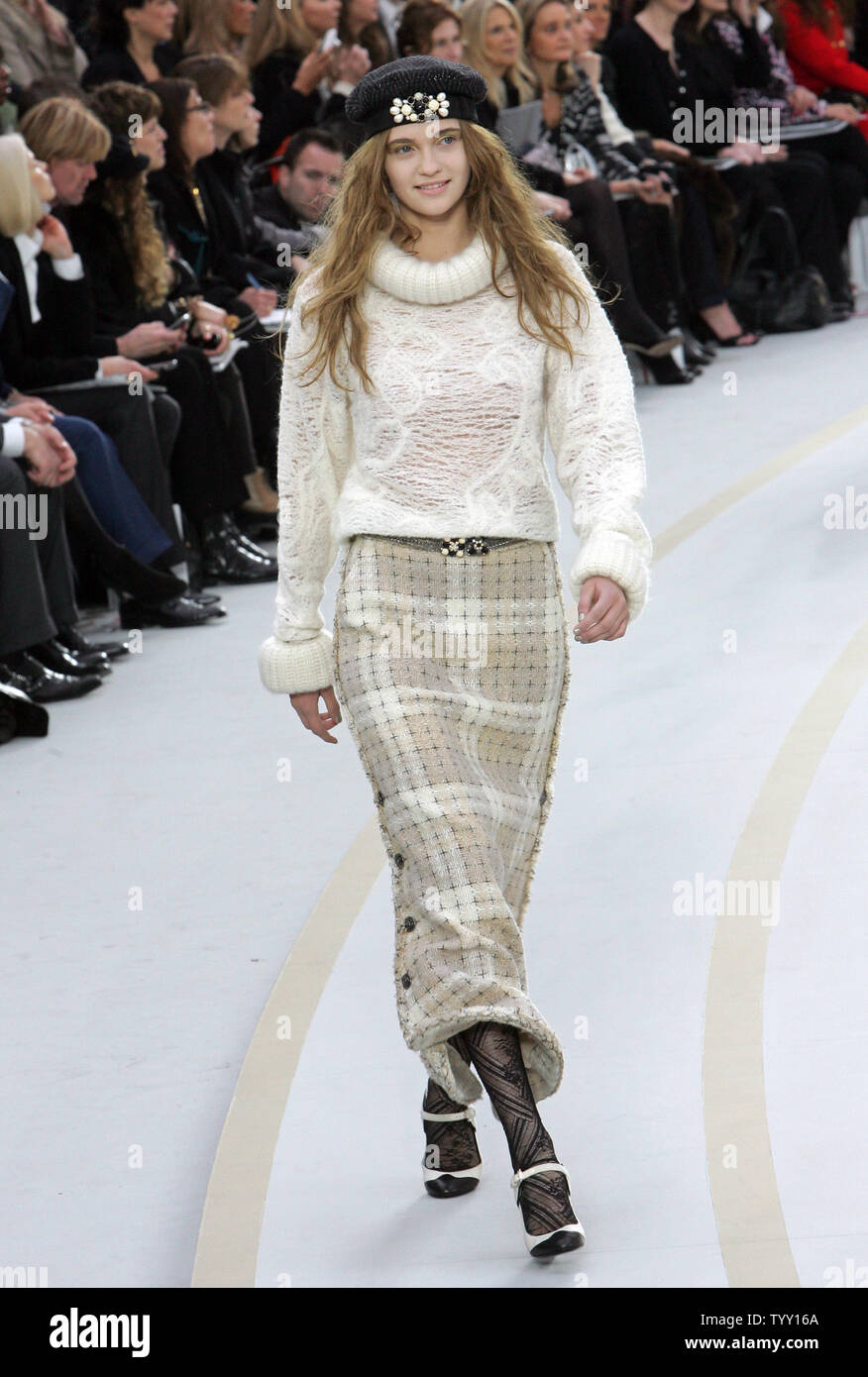 Un modèle porte une tenue par le couturier allemand Karl Lagerfeld pour Chanel à l'Automne-Hiver 2008/2009 prêt-à-porter de la Fashion Week de Paris, le 29 février 2008. UPI (photo) Banque D'Images