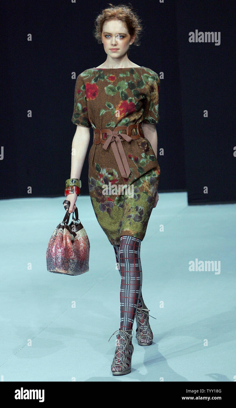 Un modèle porte une tenue par le créateur de mode japonais Yuki Torii à l'Automne-Hiver 2008/2009 prêt-à-porter de la Fashion Week de Paris, le 2 mars 2008. UPI (photo) Banque D'Images