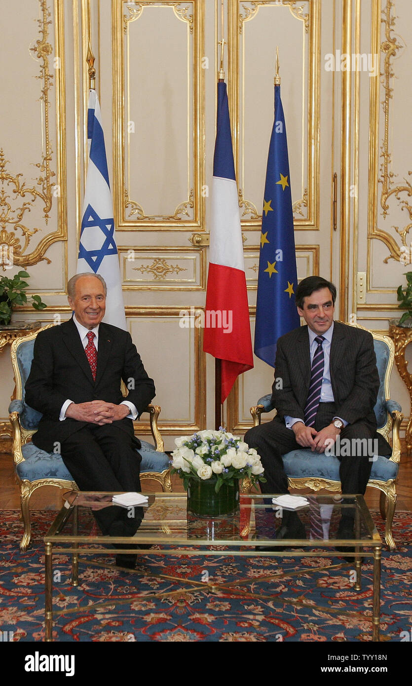 Le président israélien Shimon Peres (L) se réunit avec le Premier ministre français François Fillon au bureau du premier ministre à Paris, le 11 mars 2008. Peres, qui est en France pour une durée de cinq jours est le premier chef de l'Etat à effectuer une visite d'état depuis la France. (Photo d'UPI/Eco Clement) Banque D'Images