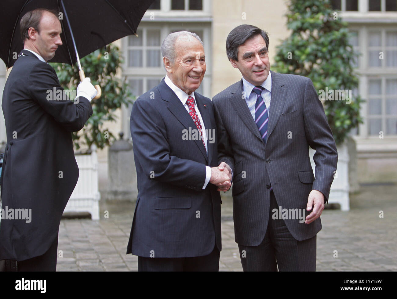 Le président israélien Shimon Peres (L) est accueilli par le Premier ministre français François Fillon à son arrivée au bureau du premier ministre à Paris, le 11 mars 2008. Peres, qui est en France pour une durée de cinq jours est le premier chef de l'Etat à effectuer une visite d'état depuis la France. (Photo d'UPI/Eco Clement) Banque D'Images