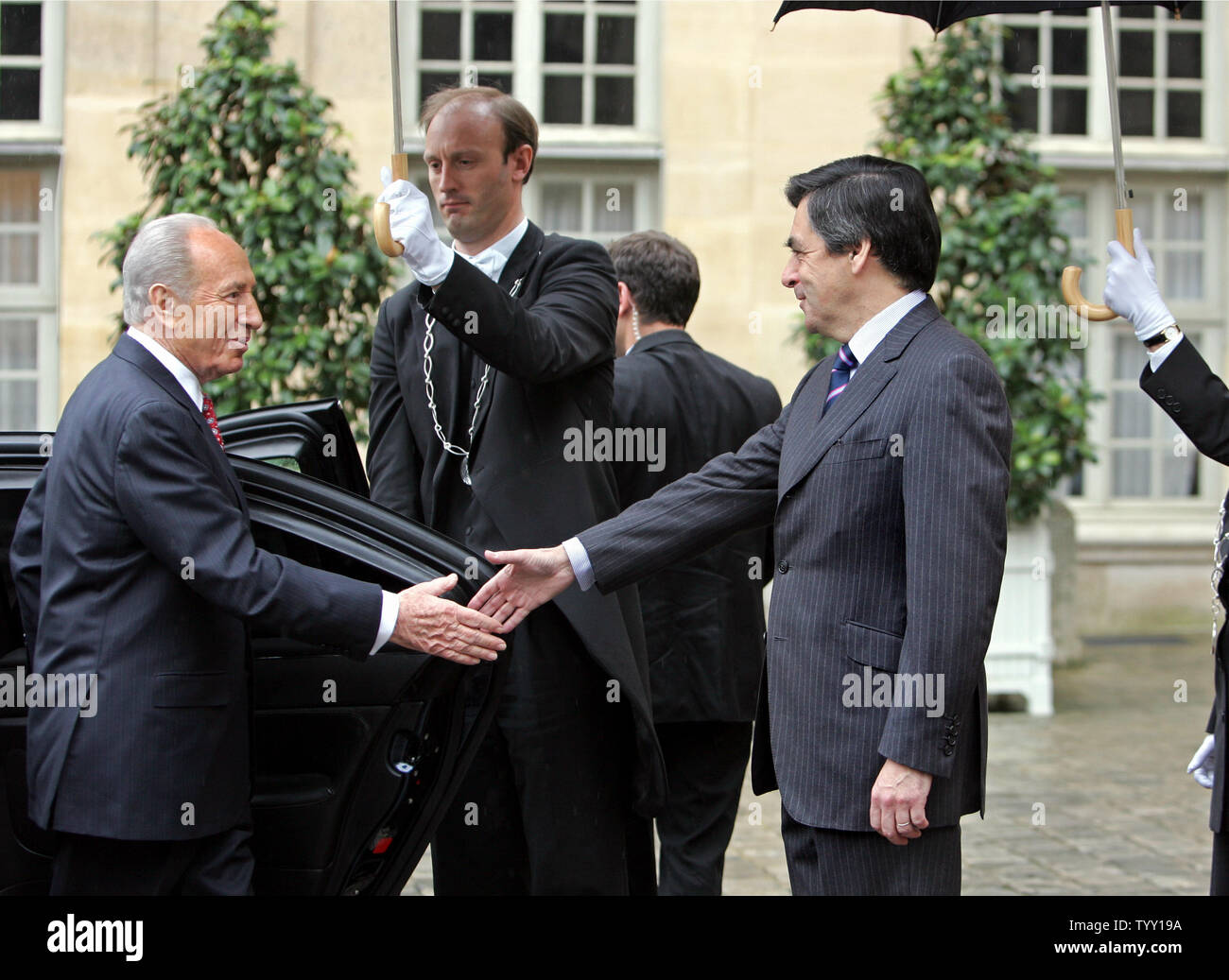 Le président israélien Shimon Peres (L) est accueilli par le Premier ministre français François Fillon à son arrivée au bureau du premier ministre à Paris, le 11 mars 2008. Peres, qui est en France pour une durée de cinq jours est le premier chef de l'Etat à effectuer une visite d'état depuis la France. (Photo d'UPI/Eco Clement) Banque D'Images