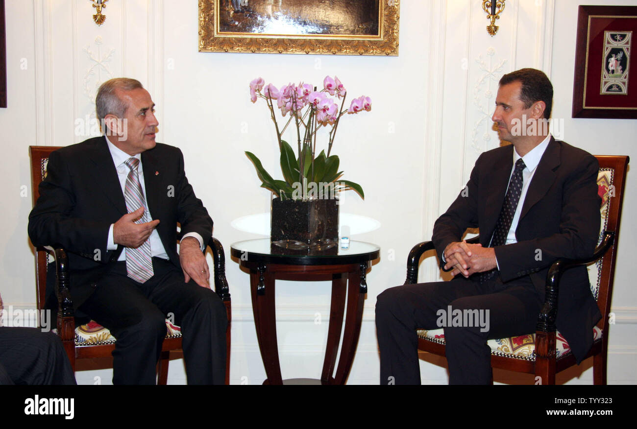 Récemment élu Président du Liban, Michel Suleiman (L) promenades avec le président syrien Bachar Al-Assad lors du sommet de la Méditerranée Paris le 13 juillet 2008. Soixante-quatre ans après l'indépendance de l'autorité française la Syrie et le Liban ont convenu d'échanger des missions diplomatiques. Quarante-trois pays de la Méditerranée, y compris Israël et les États arabes, participent à un sommet ; l'un des principaux sujets discutés est de créer une zone exempte d'armes de destruction massive entre les pays de la Méditerranée. (Photo d'UPI/Dalati & Nohra) Banque D'Images