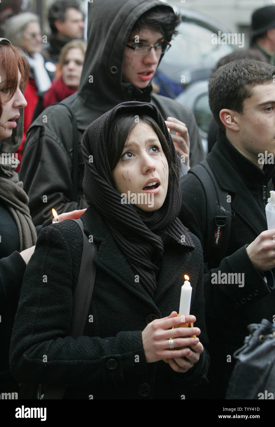 Les étudiants et les chercheurs de l'université française porter un habit de deuil comme ils rejouer la mort lente des études universitaires et de la recherche au cours d'une manifestation à Paris, le 26 février 2009 à Paris. Des milliers de personnes descendues dans les rues de la capitale pour manifester contre les réformes de l'éducation du gouvernement français. (Photo d'UPI/Eco Clement) Banque D'Images