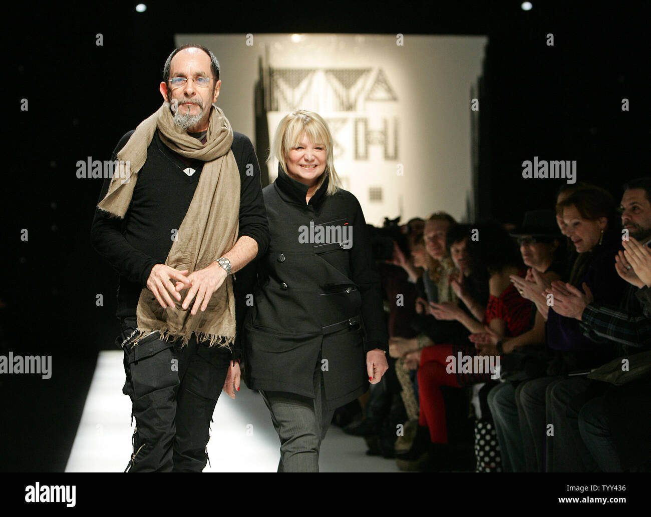 Les créateurs de mode français Marithe et François Girbaud saluer le public  à la fin de la présentation de leur collection Automne-Hiver 2009/10 Prêt-à- porter à Paris, le 7 mars 2009. (Photo d'UPI/Eco