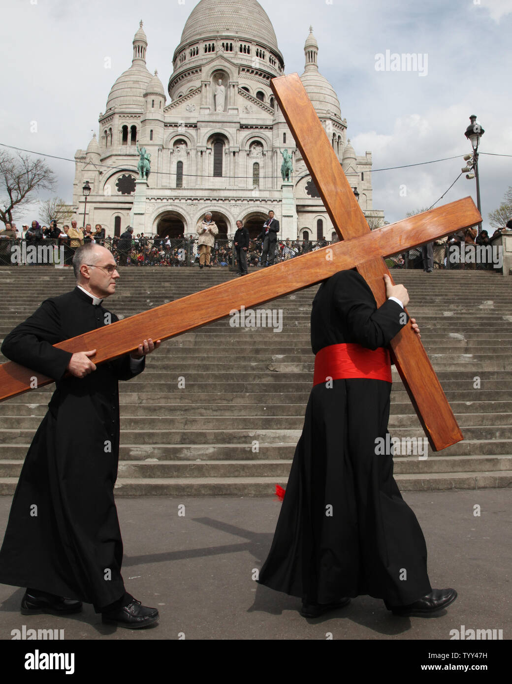 L'archevêque de Paris Monseigneur André Vingt-Trois (R) porte une croix à la basilique du Sacré-Cœur au cours de la 'Chemin de Croix' bon vendredi rituel dans le quartier Montmartre de Paris le 10 avril 2009. Le rituel représente symboliquement les dernières heures de la vie de Jésus Christ. (UPI Photo/ David Silpa) Banque D'Images