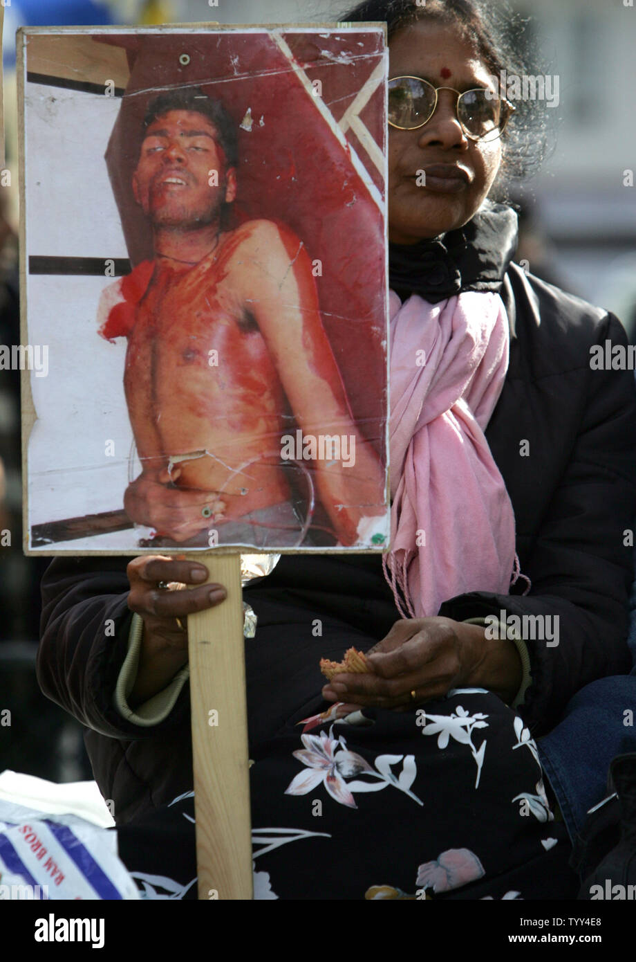 Les tamouls tenir des pancartes et slogans chant, car elles illustrent à Paris, le 30 avril 2009 pour appeler à un cessez-le-feu au Sri Lanka et l'intervention immédiate de la communauté internationale. La présidente du Sri Lanka écarté l'arrêt de l'offensive militaire contre les Tigres tamouls, et a mis en garde les rebelles qu'ils doivent abandonner ou être tués. (Photo d'UPI/Eco Clement) Banque D'Images