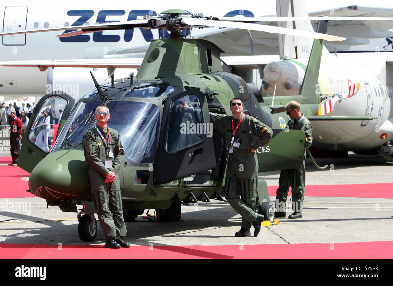 L'équipage d'un Agusta Westland AW109 LUH Light Utility Helicopter rechercher comme les avions effectuer pendant le 48ème Salon de l'aéronautique à l'aéroport du Bourget le 16 juin 2009. Le spectacle aérien, qui célèbre son centenaire, sera ouvert au public le 19 juin. (Photo d'UPI/Eco Clement) Banque D'Images