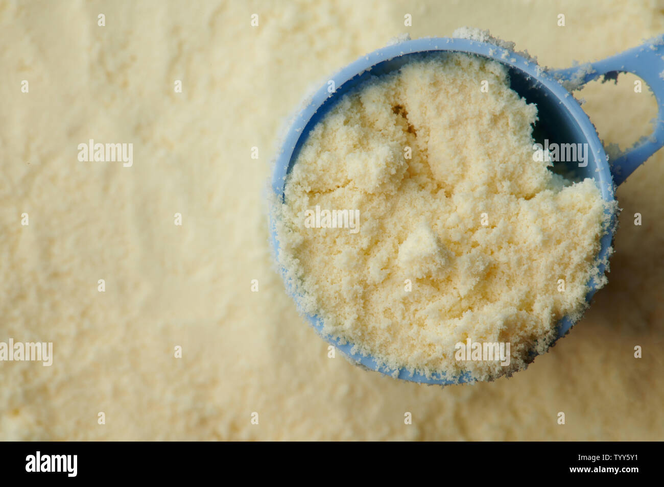 Lait Ou Lait En Poudre Dans Un Contenant Avec Une Cuillère En Plastique  Bleu Pour Enfants Est Du Lait En Poudre Comme Aliment Pour Image stock -  Image du médecine, lactose: 230275155