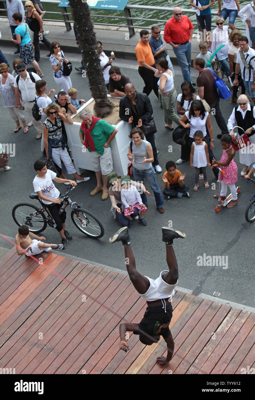 Un artiste interprète ou exécutant de divertir les spectateurs le long des rives de la Seine pendant les heures d'ouverture de la 8e édition de Paris Plages à Paris le 20 juillet 2009. Les plages artificielles, qui s'étendra jusqu'en août 20, transformer la Seine Rive Droite dans une aire de loisirs comprenant une piscine et des activités pour les enfants, une section d'affaires avec une connexion Wi-Fi gratuite et des concerts en soirée. (UPI Photo/ David Silpa) Banque D'Images