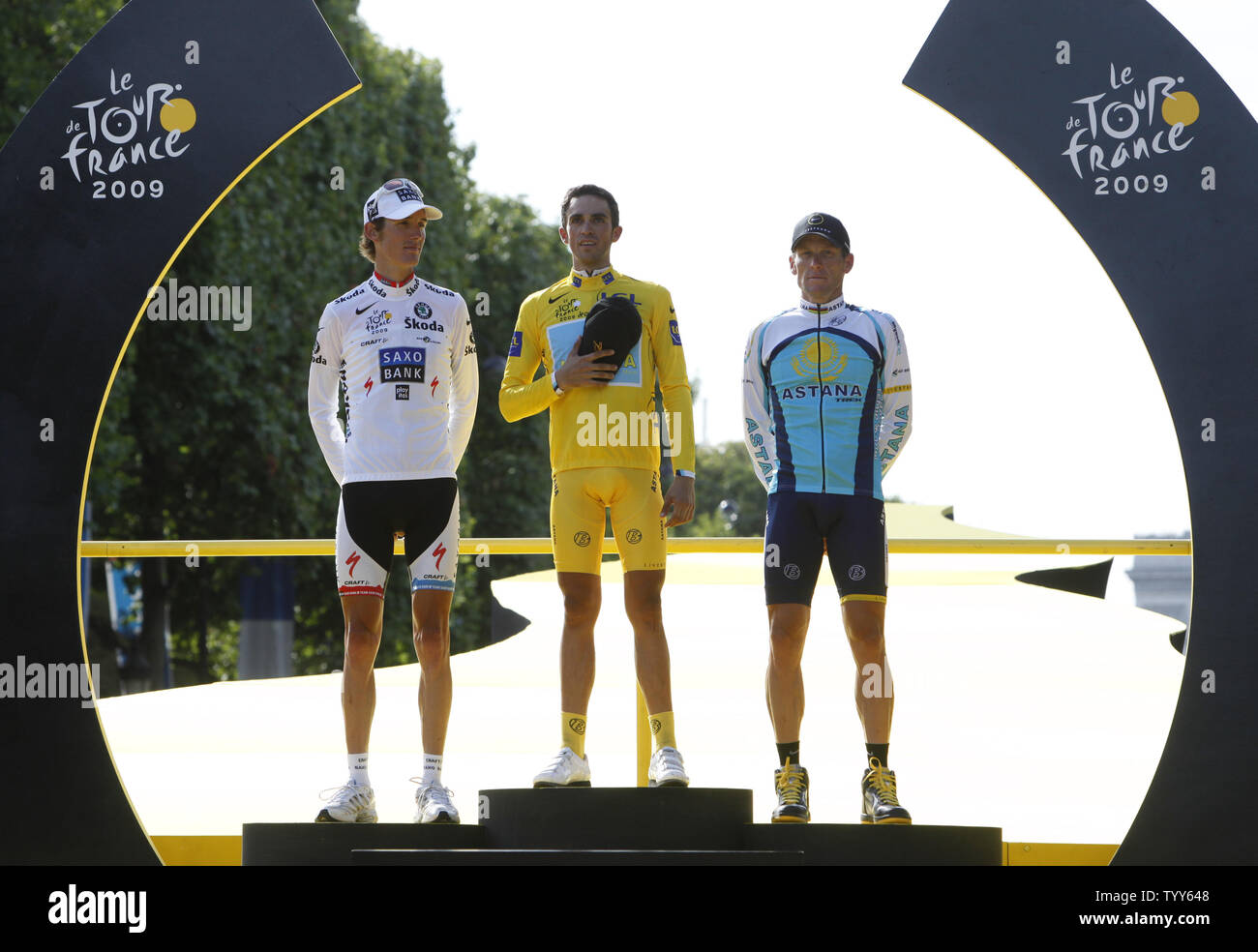 Andy Schleck de Luxembourg (L), Alberto Contador de l'Espagne (C) et américain Lance Armstrong arrivent sur le podium après la dernière étape du Tour de France à Paris le 26 juillet 2009. Contador remporte son deuxième tour de France global title, avec Schleck terminant deuxième et troisième Armstrong. (UPI Photo/ David Silpa) Banque D'Images
