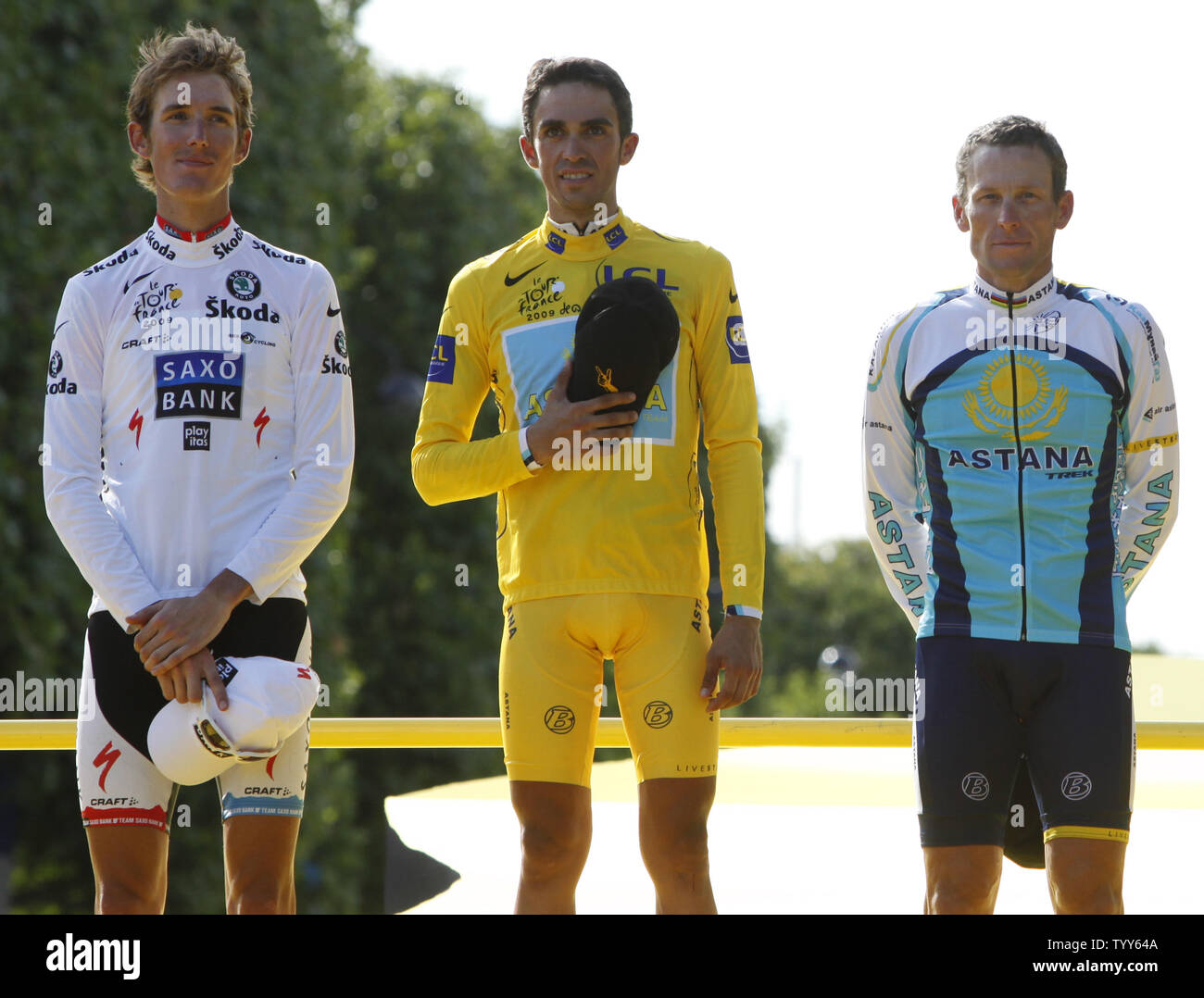 Andy Schleck de Luxembourg (L), Alberto Contador de l'Espagne (C) et américain Lance Armstrong arrivent sur le podium après la dernière étape du Tour de France à Paris le 26 juillet 2009. Contador remporte son deuxième tour de France global title, avec Schleck terminant deuxième et troisième Armstrong. (UPI Photo/ David Silpa) Banque D'Images