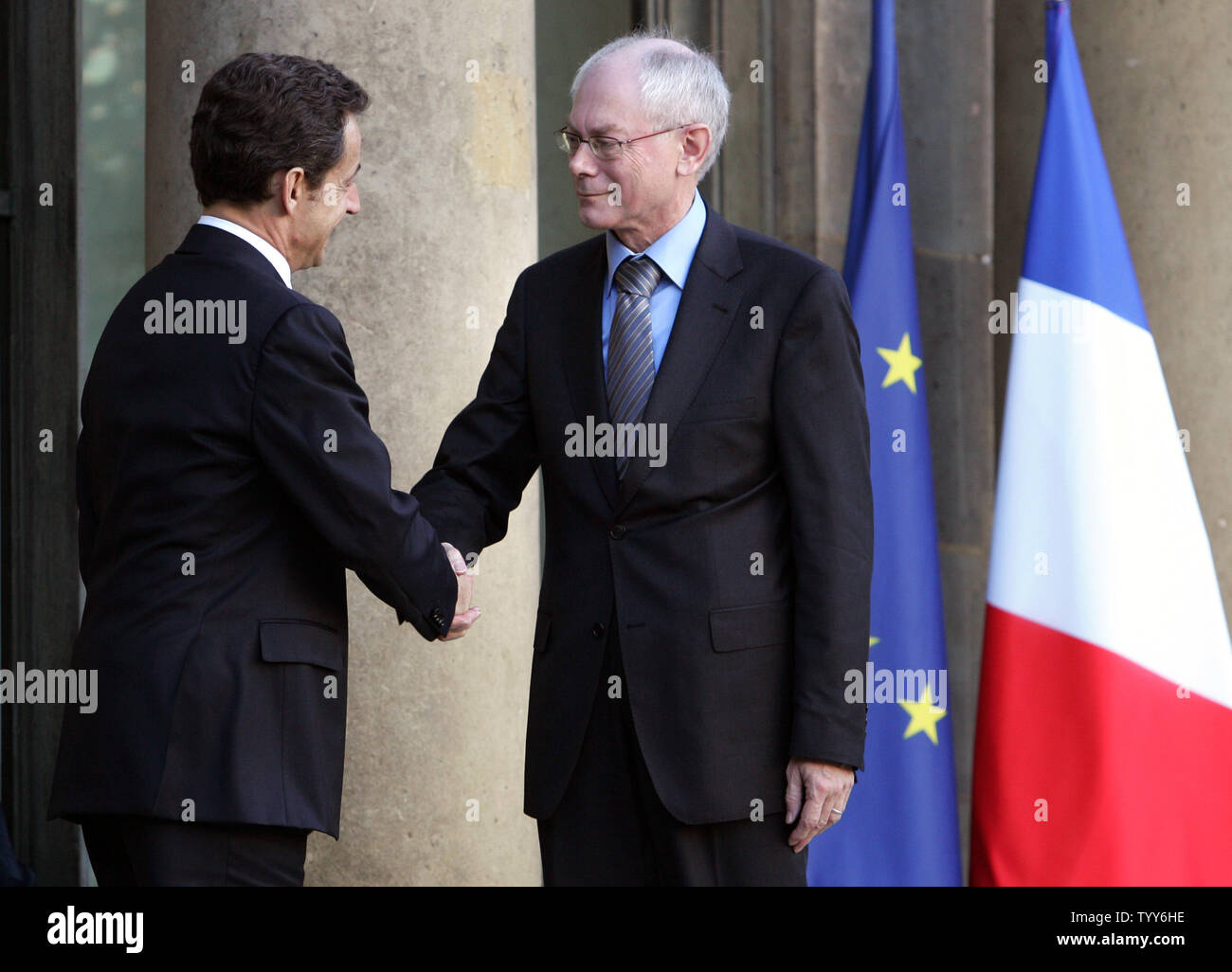 Le premier président de l'UE Herman Van Rompuy fait ses adieux au président français Nicolas Sarkozy à l'Elysée, à Paris, le 04 décembre 2008. Van Rompuy a entrepris une tournée des capitales européennes après qu'il a été choisi pour le poste nouvellement créé lors du sommet de l'UE le mois dernier. UPI/Eco Clement Banque D'Images