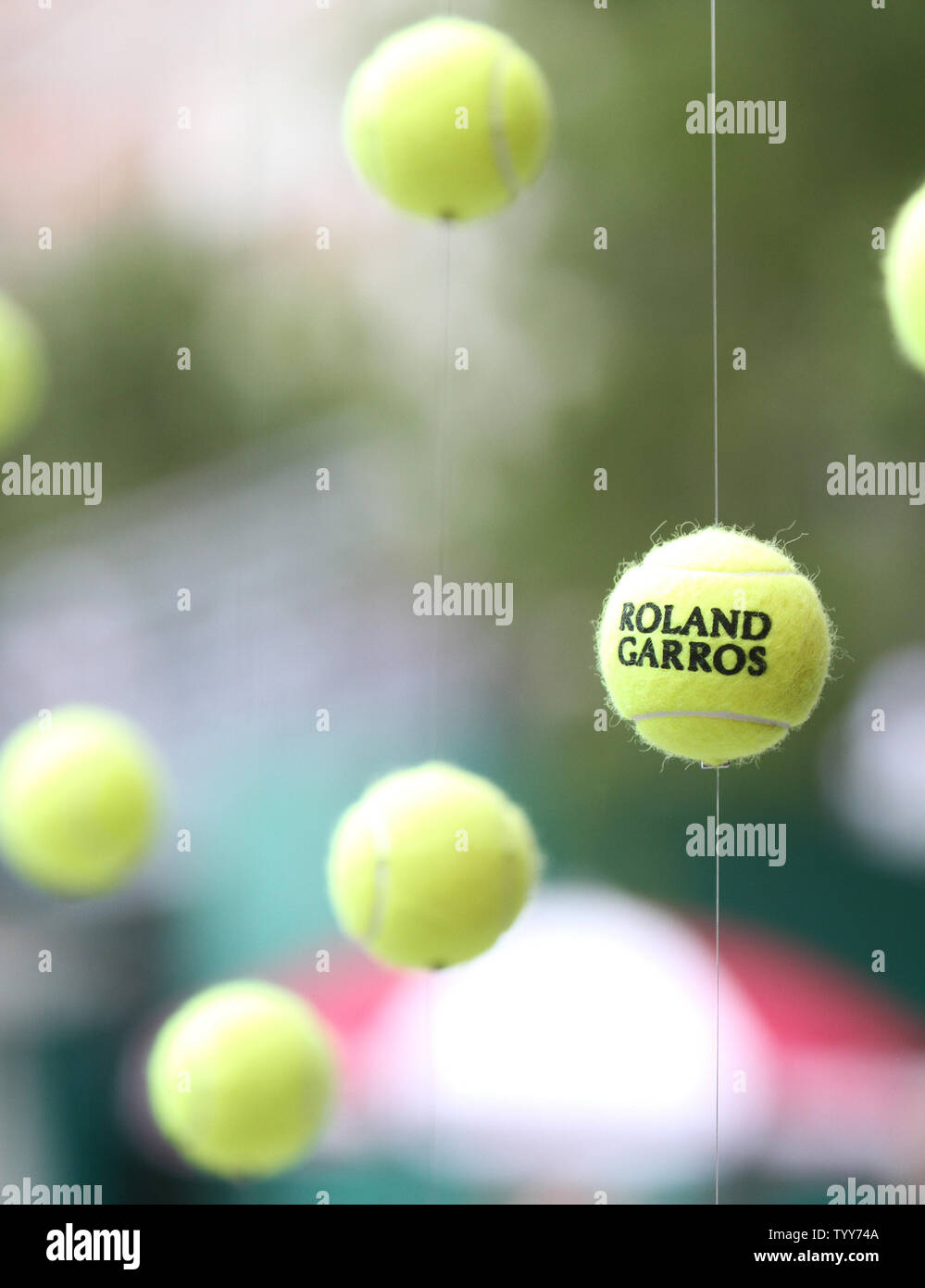 La pendaison des balles de tennis sont accueillis à l'Open de France de Roland Garros à Paris le 25 mai 2010. UPI/David Silpa Banque D'Images